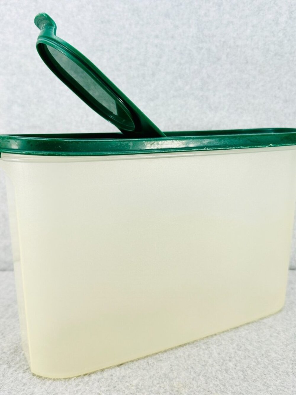 Tupperware Modular Mates Oval #3 with Flip Top Lid Green Vintage 2401A
